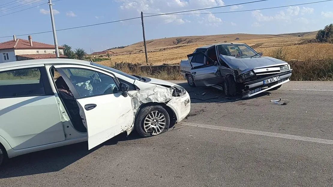 Otomobillerin kafa kafaya çarpıştığı kazada 2 kişi yaralandı