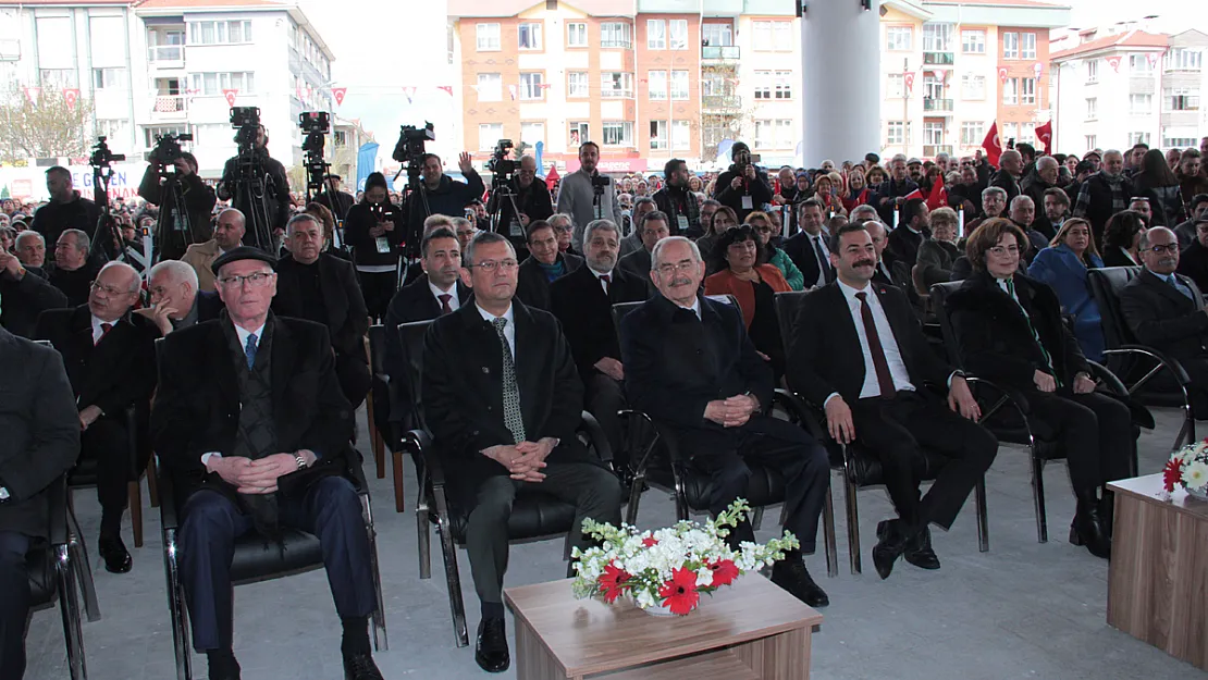 Özgür Özel, AK Parti Adayına Yüklenirken Yanlış Üstüne Yanlış Konuştu