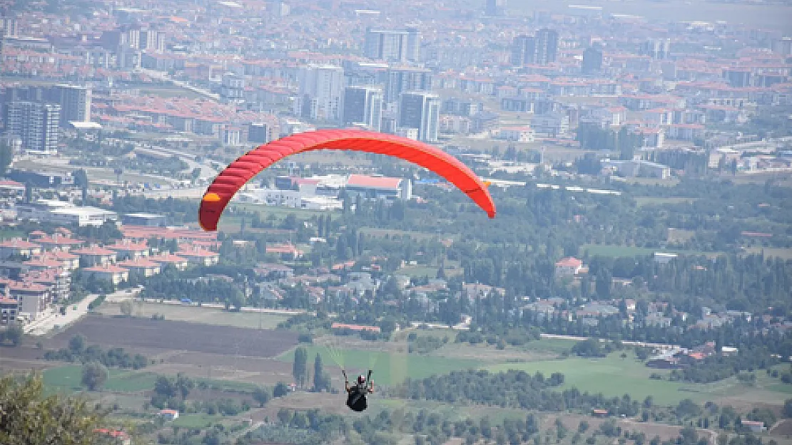 Paraşütler 100. yıla özel açıldı