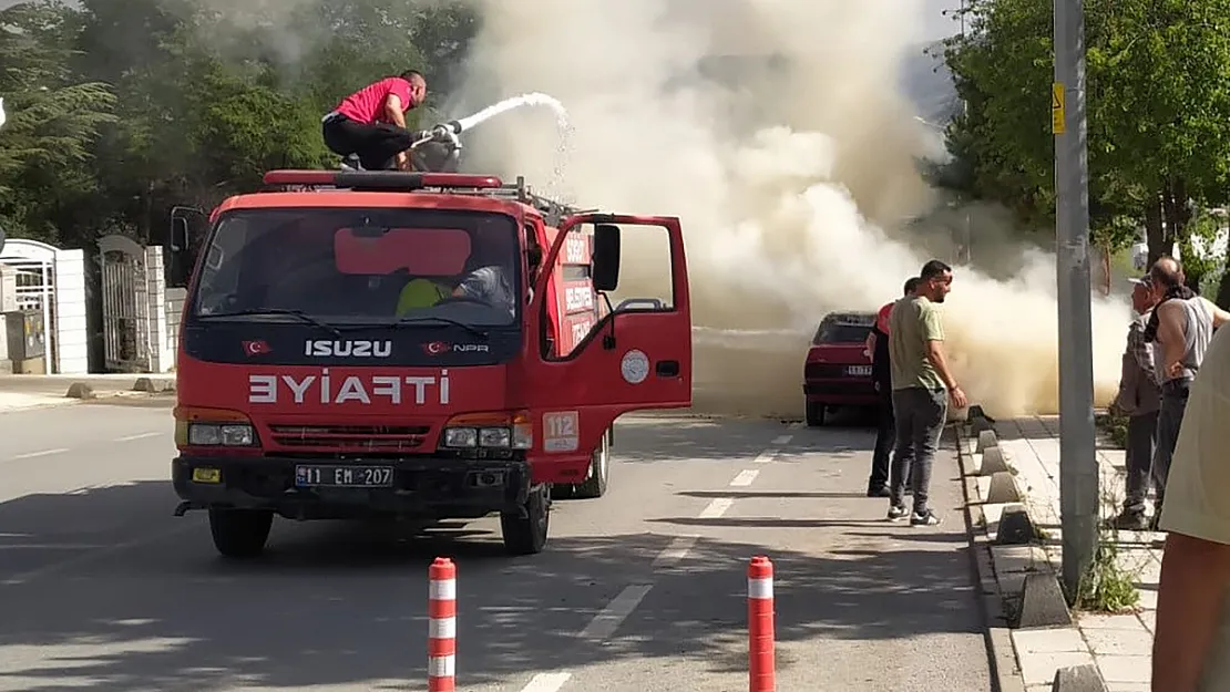 Park Halindeki Araç Bir Anda Alev Aldı