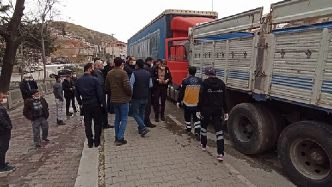 Park halindeki kamyona tır çarptı: 1 yaralı