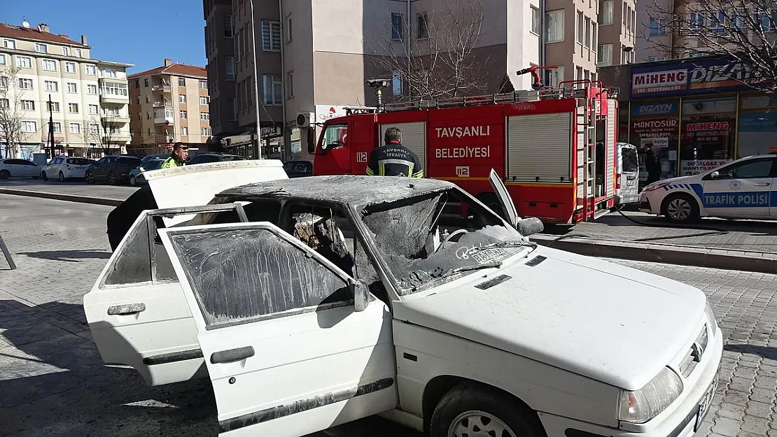 Park Halindeki Otomobil Alev Aldı