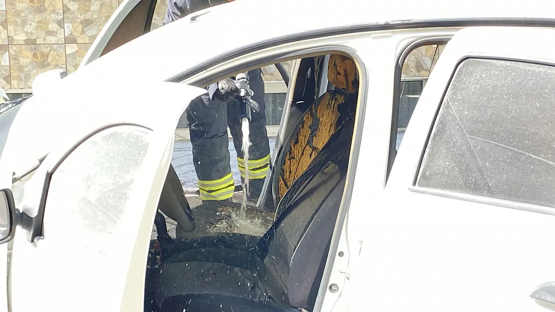 Park Halindeki Otomobildeki Yangın Büyümeden Söndürüldü