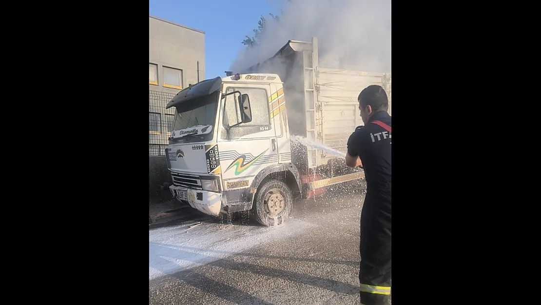 Park Halindeyken Yanmaya Başlayan Kamyonet Kısa Sürede Söndürüldü
