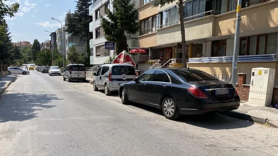 'Park Yasaktır' Tabelası Bu Sokakta İşe Yaramıyor