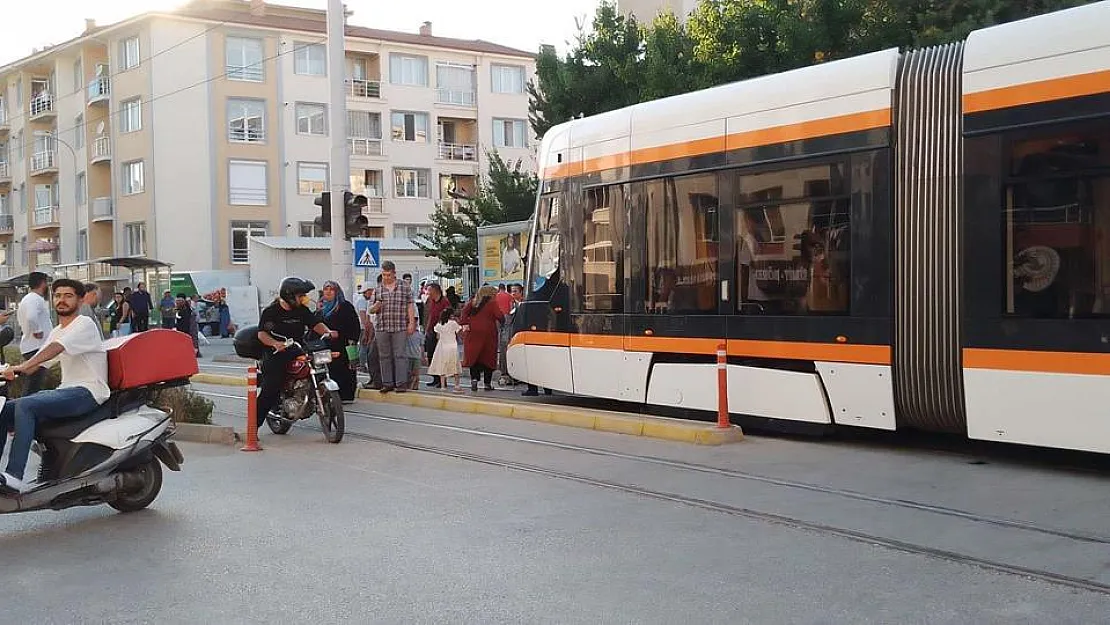 Pazar alışverişinden dönen kadına tramvay çarptı