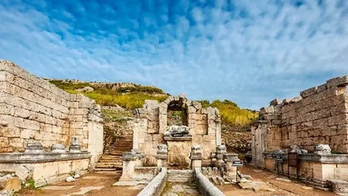 Perge'deki 1800 Yıllık Antik Çeşme Yeniden Suya Kavuştu