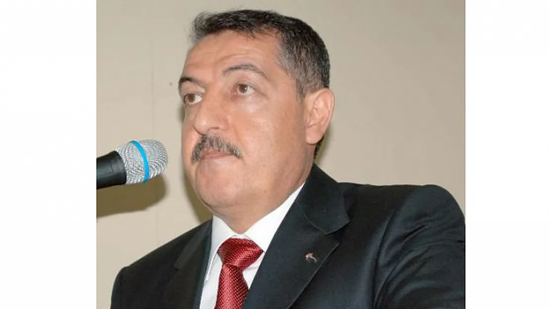 Polis adayları Huzurevi'nde karanfil dağıttı