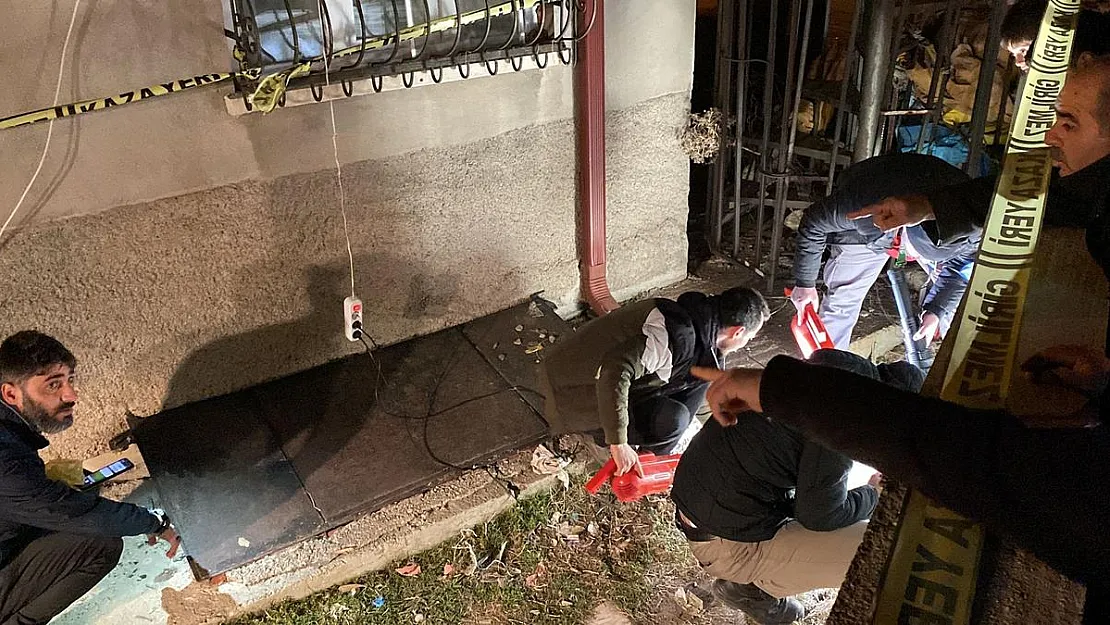 Polis altınları elektrikli süpürgeyle toplamıştı, 2 kişi serbest bırakıldı