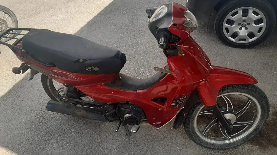 Polis çalıntı 2 motosikleti ele geçirdi, şüpheliyi yakaladı