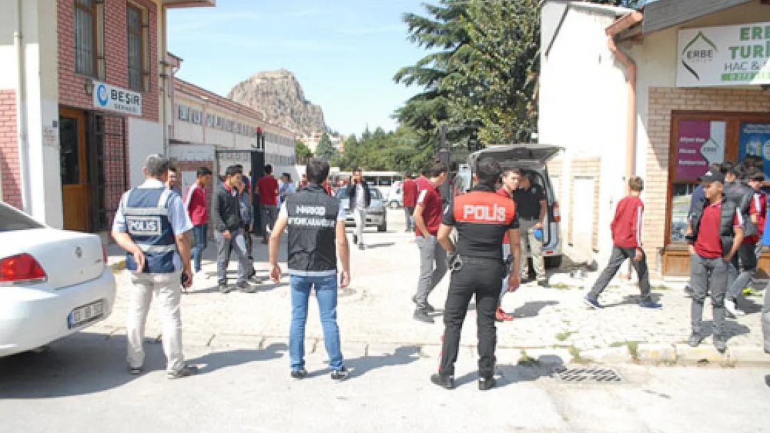 Polis ekiplerinden okul  önlerinde sıkı denetim