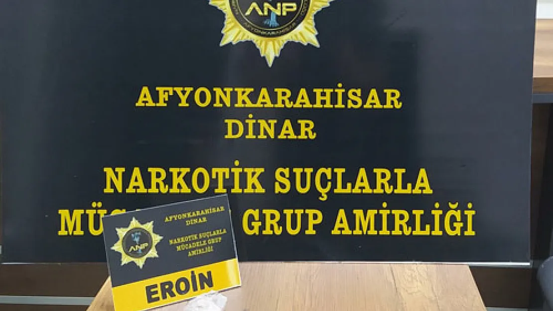 Polisi görünce  uyuşturucuyu araçtan attılar