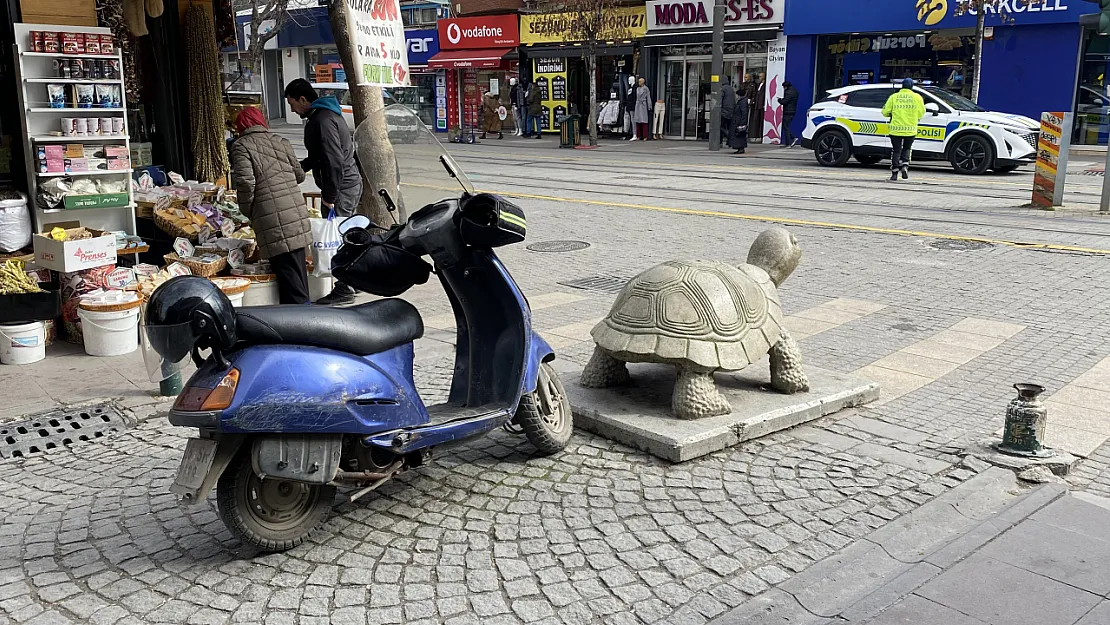 Polisin Denetim Yaptığı Yere Motosikletini Hatalı Park Etti, Cezayı Yedi