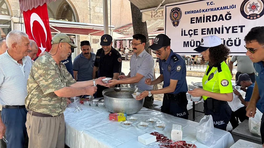 Polislerden Vatandaşa Aşure İkramı