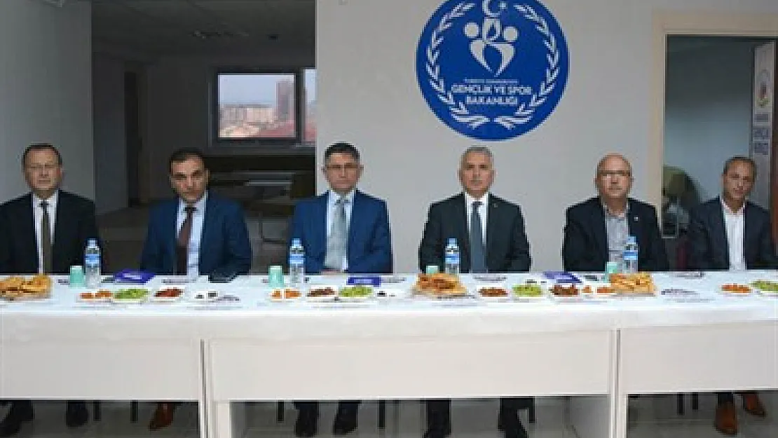 Protokol gençlerle iftarda buluştu – Kocatepe Gazetesi