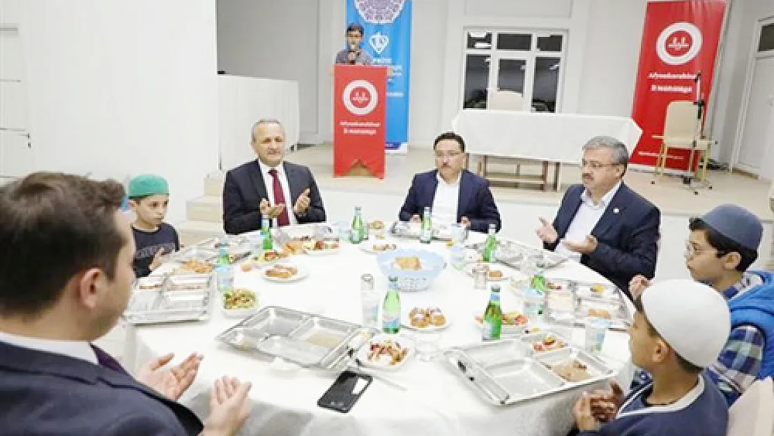 Protokol Salar'da hafızlarla iftar yaptı