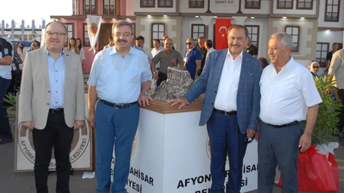 Protokol üyeleri stantları gezdi