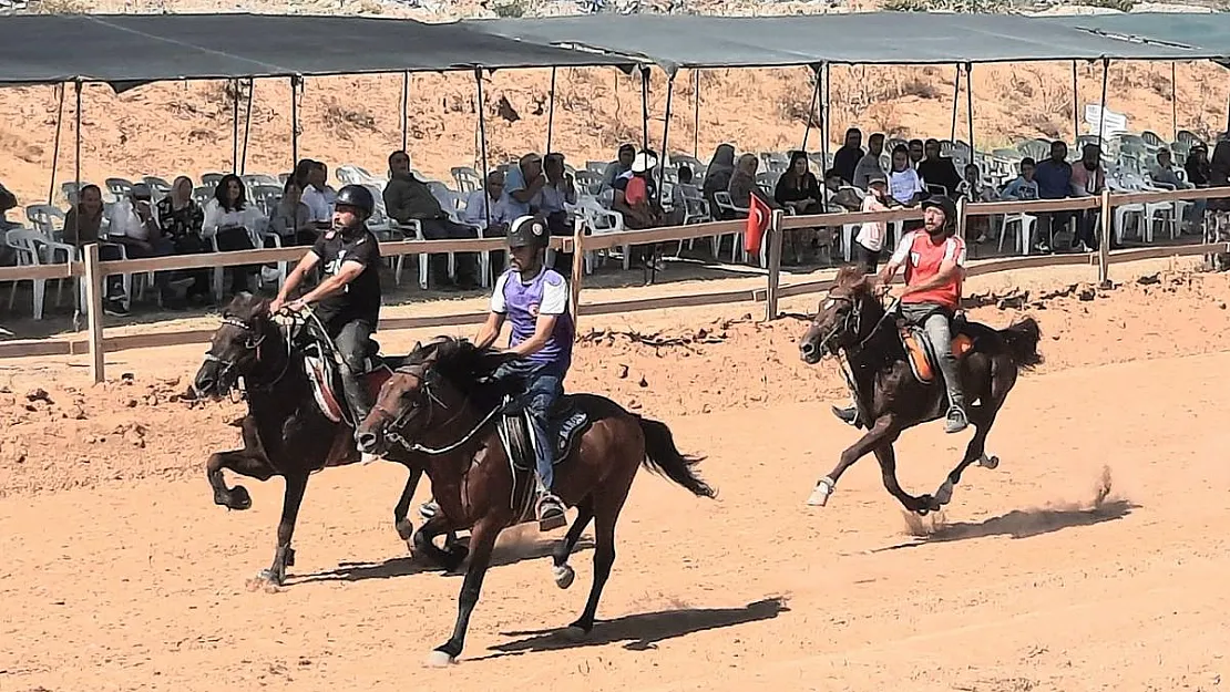 'Rahvan At Yarışları' büyük çekişme ile geçti