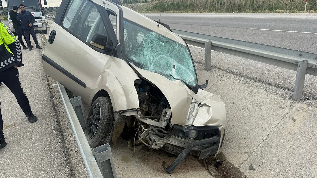 Refüje Giren Hafif Ticari Araçta 3 Kişi Yaralandı