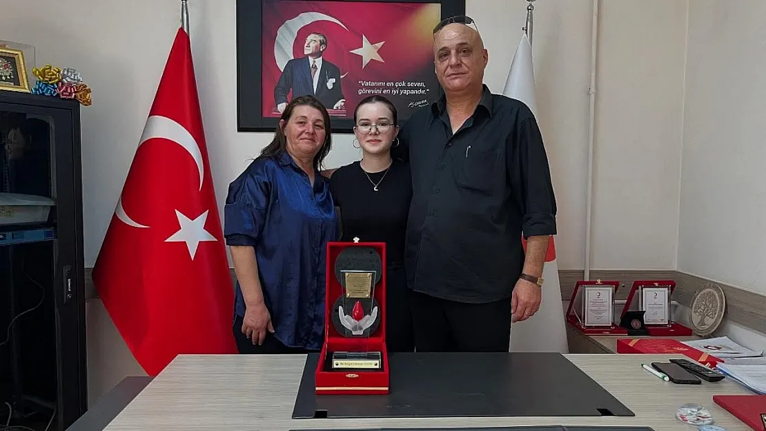 Rekor Kan Bağışına Plaket