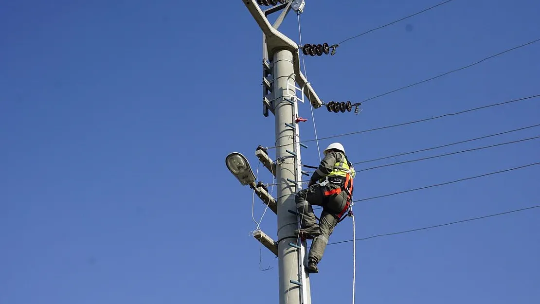 Rekor sıcaklarda tüketim artışına rağmen elektrik kesintileri azaldı