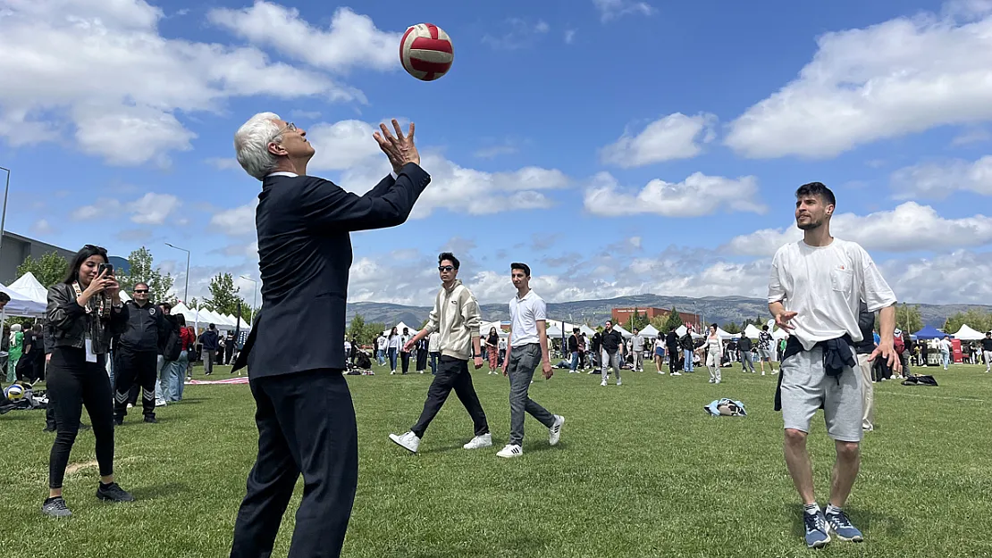 Rektör Özcan Performansı Öğrencilere Taş Çıkardı