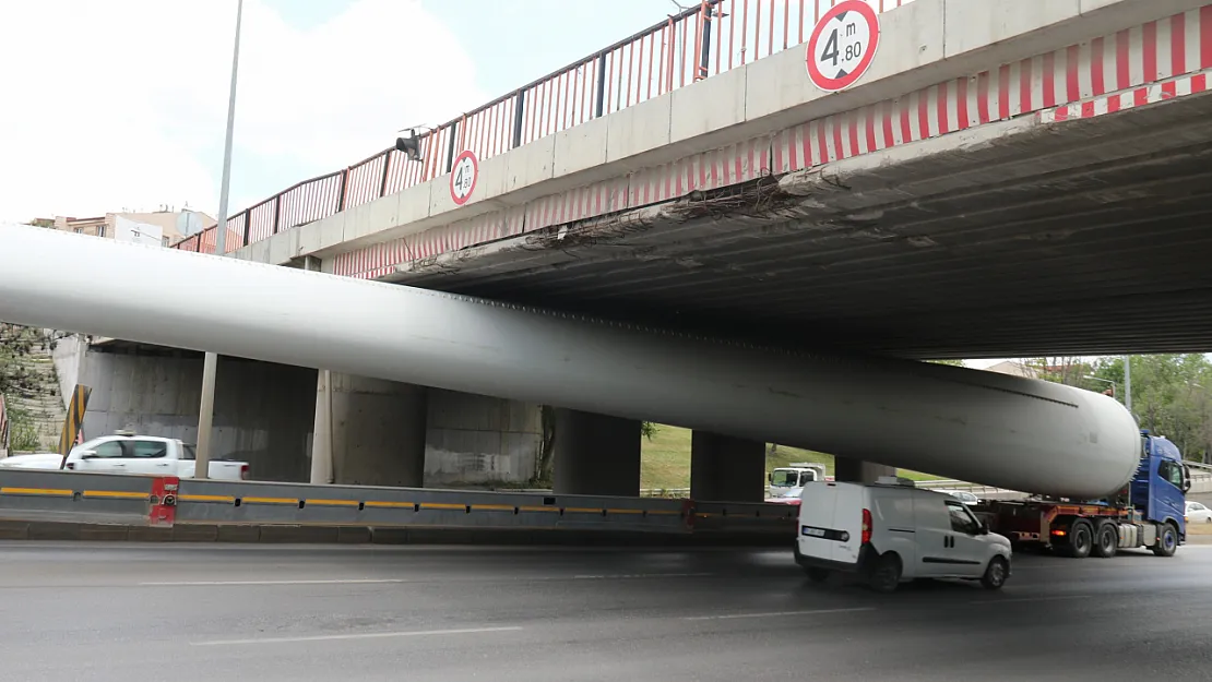 Rüzgar Türbini Üst Geçide Takıldı