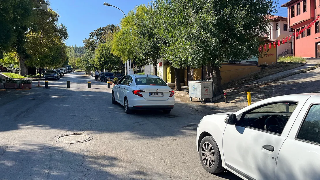 Saatinden Önce Trafiğe Kapanan Caddede Araçlar Mahsur Kaldı