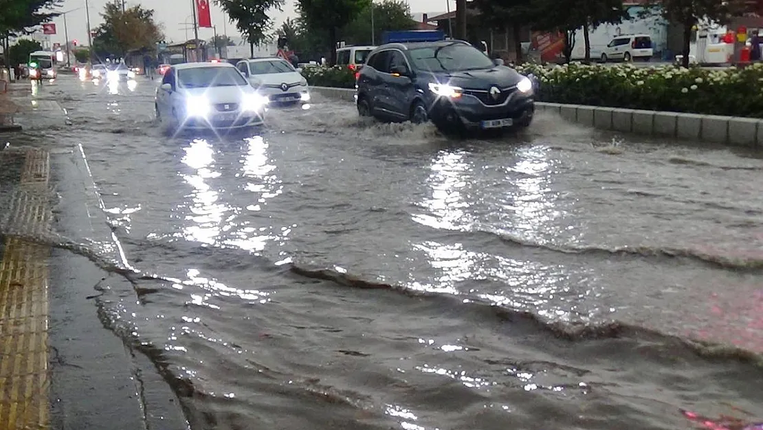 Sağanak yağış Bozüyük'te hayatı olumsuz etkiledi