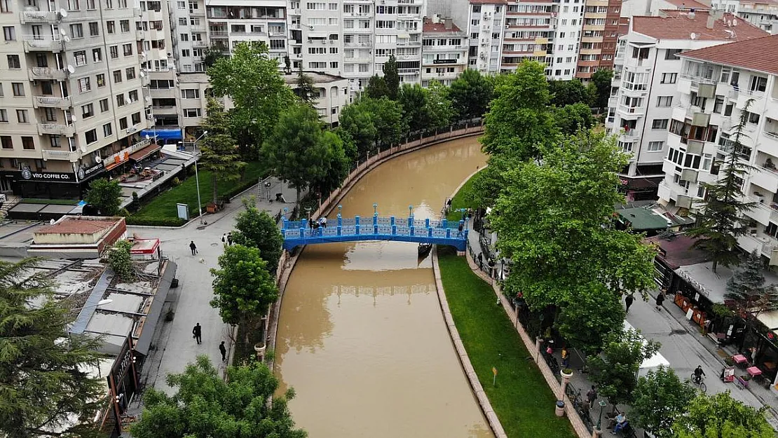 Sağanaklar Porsuk Çayı’nı kahverengiye boyadı