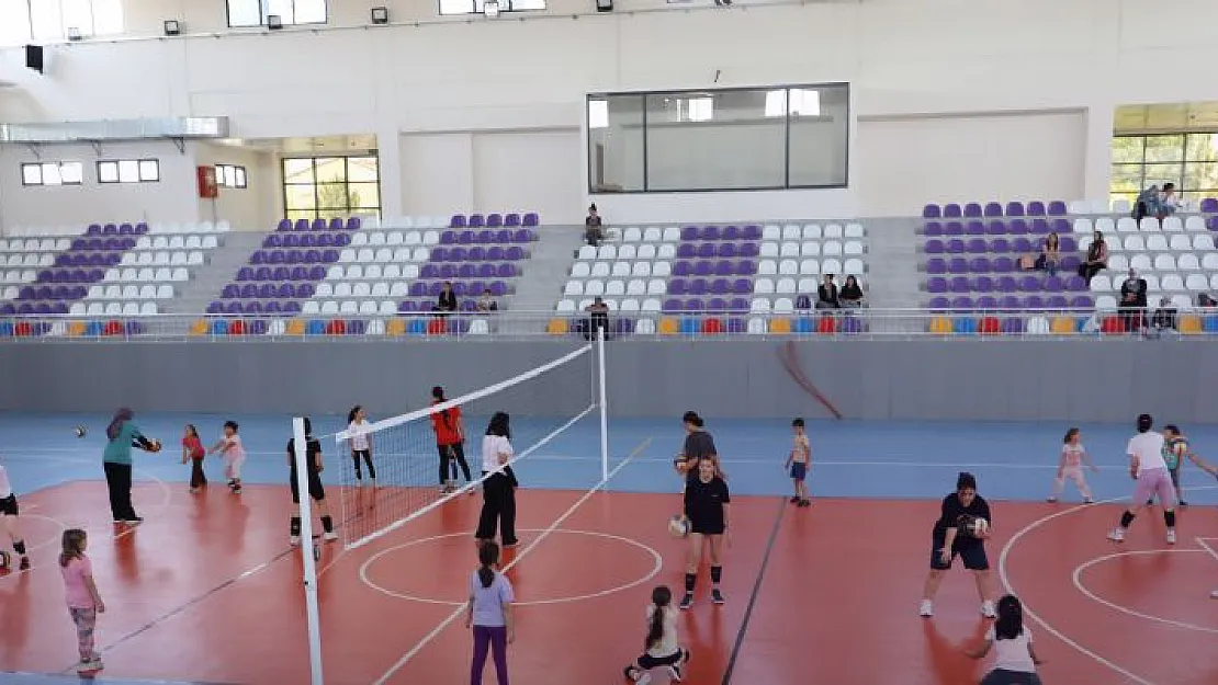 SAHİPATA SPOR SALONU GENÇLERİN HİZMETİNDE