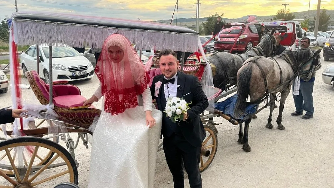 Salona faytonla geldiler, pastayı da motorlu testere ile kestiler