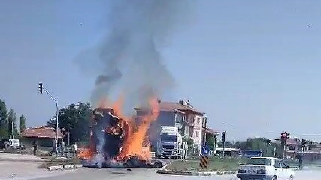 Saman yüklü traktör römorku karayolunda bir anda alev aldı