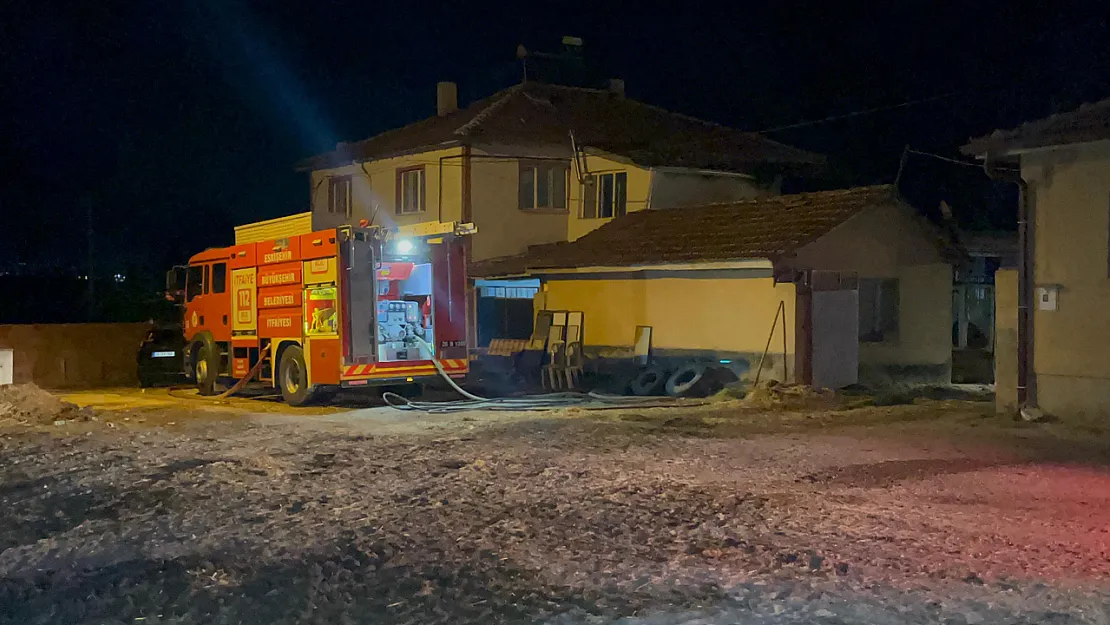 Samanlık Yangını: 2 Bin Balya Saman Ve 1 Traktör Küle Döndü