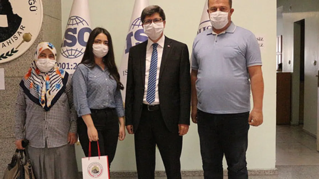 Şampiyonlardan Müdür Yalçın'a ziyaret