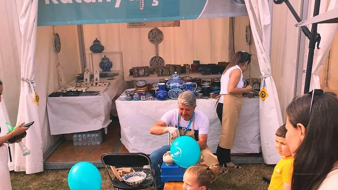 Sanatçı Ali Kaya, Hollanda'da Kütahya çinisini tanıttı