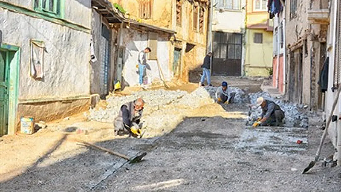 Sandıklı yollarına dekoratif taş döşeniyor