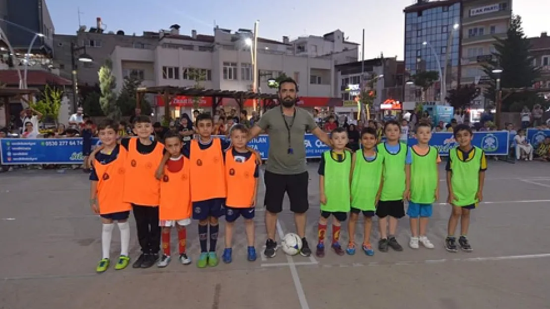 Sandıklı'da futbol sokağa indi