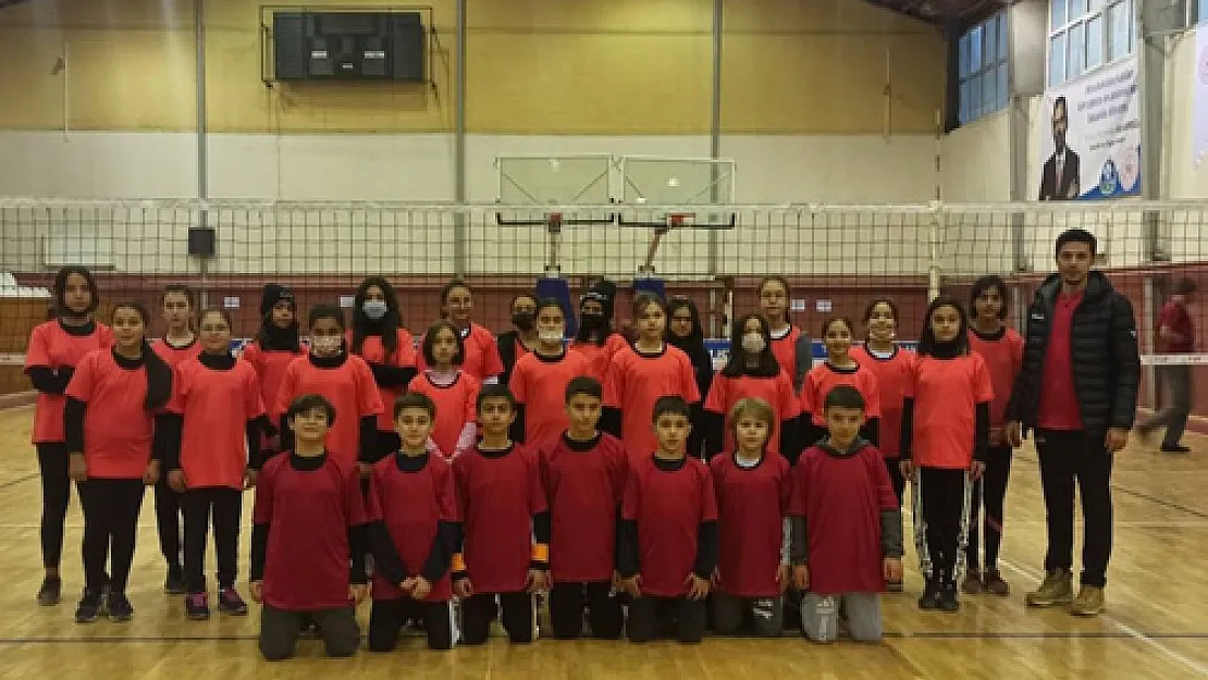 Sandıklı'da VOLEYBOL gelişiyor