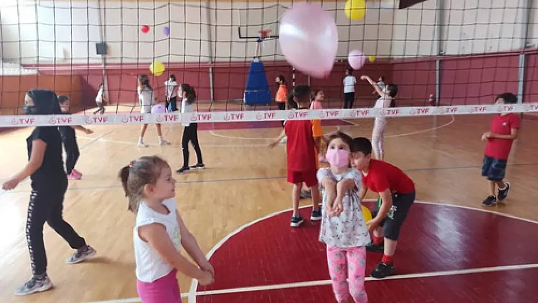 Sandıklı'da Yaz Voleybol Okulu çalışmaları sürüyor