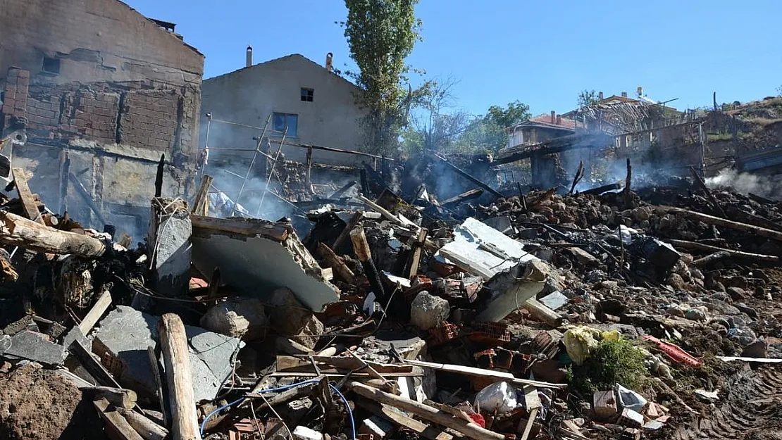 Sandıklı’daki yangında 3 ev kullanılmaz hale geldi