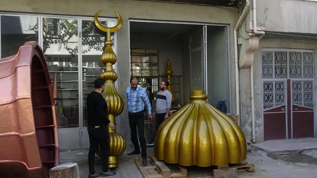 Sandıklılı kardeşlerin yaptığı dev alem Amasya'daki caminin minaresini süsleyecek