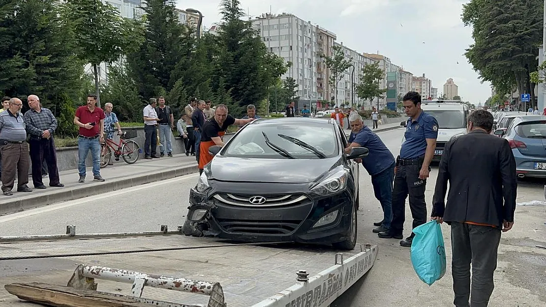 Sara nöbeti geçiren sürücü park halindeki araçlara çarptı