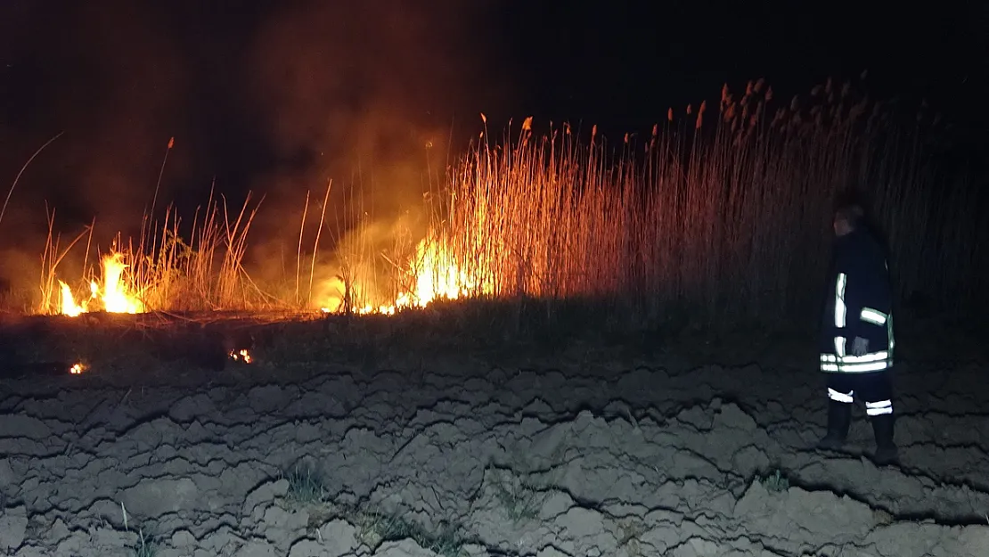 Sazlık Alanda Çıkan Yangın Büyümeden Söndürüldü