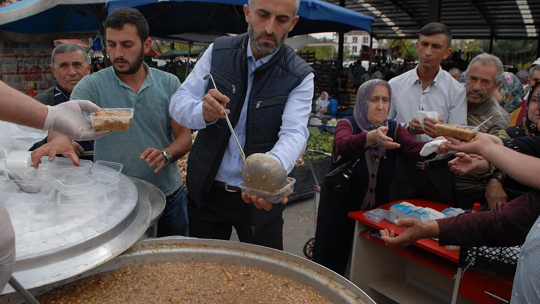 Sebzeciler Odası aşure dağıttı