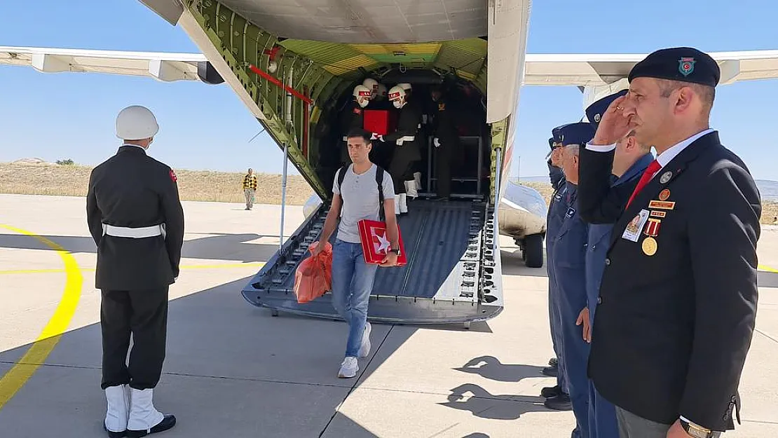 Şehidimiz defin edilmek üzere köyüne götürülüyor