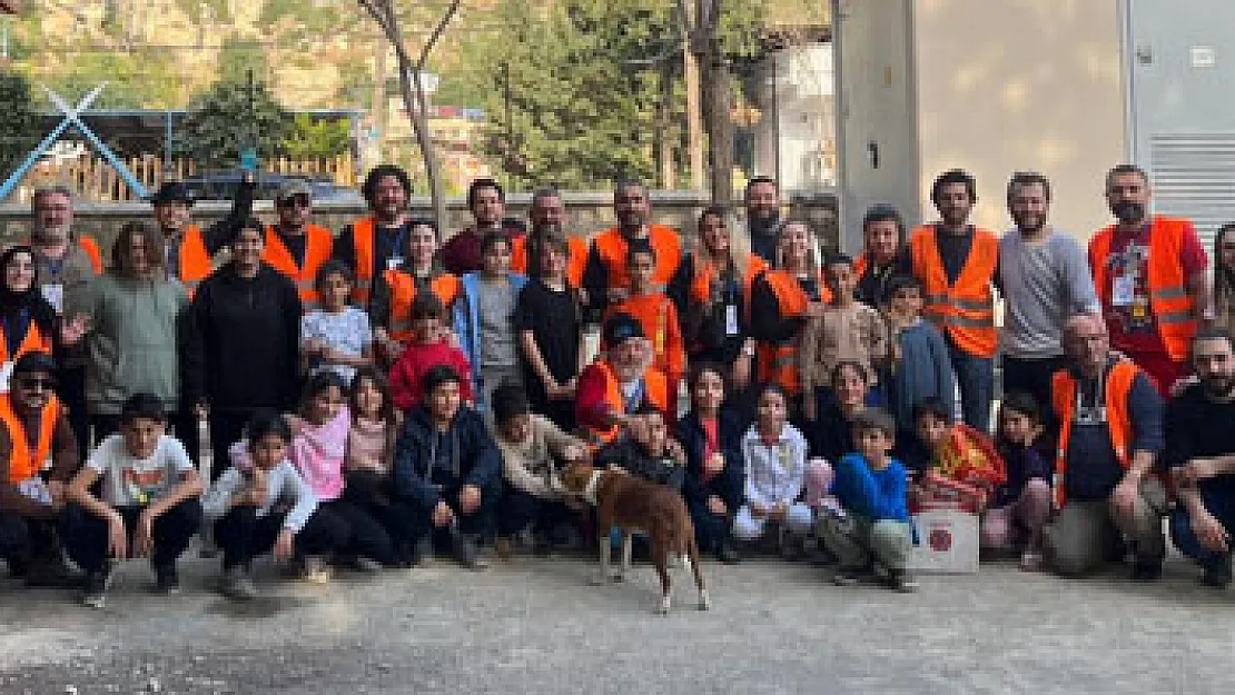 Şehir Tiyatrosu depremzede çocuklara moral oluyor