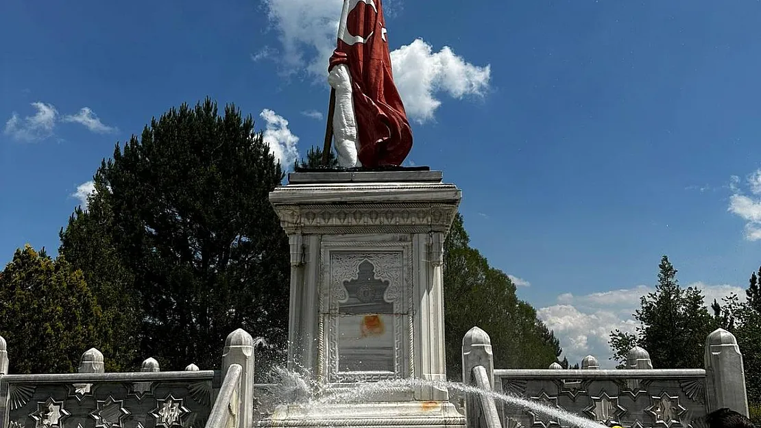 Şehit Sancaktar Mehmetçik heykelinde temizlik