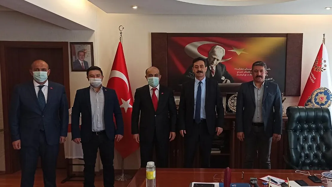 Şenol’dan “sosyal mesafeli” kutlama