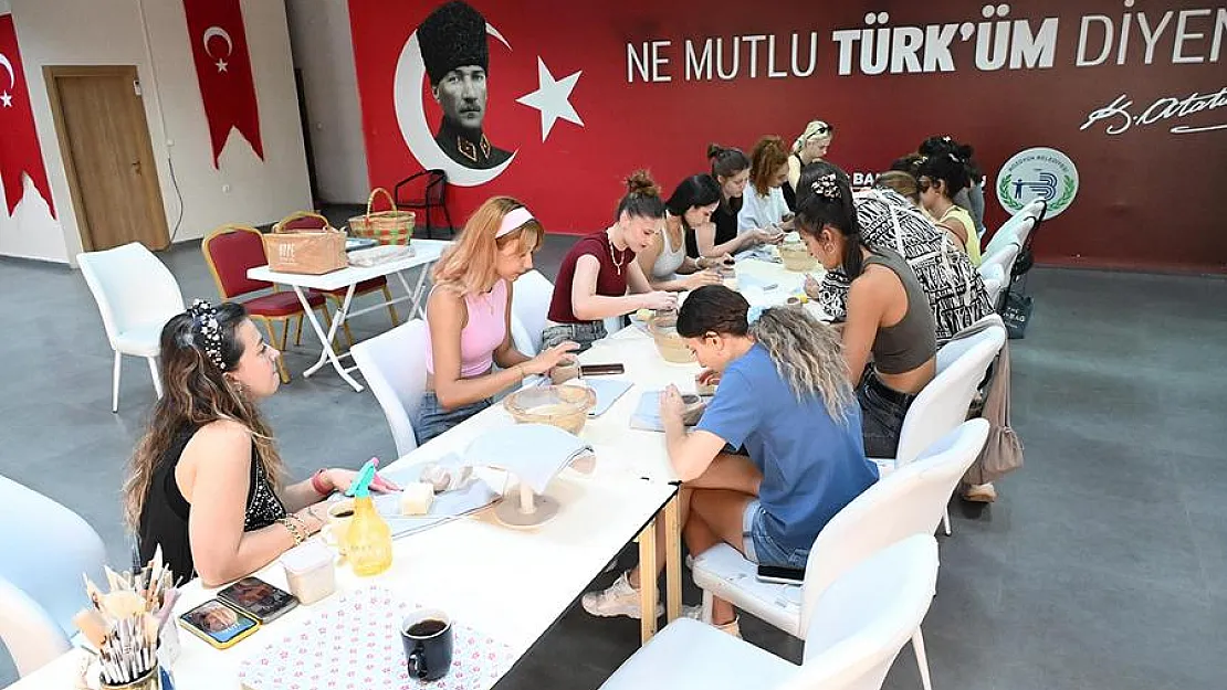 Seramikle Sanat Terapisi'ne Katılan 'Bizim Kızlar' Stres Attı